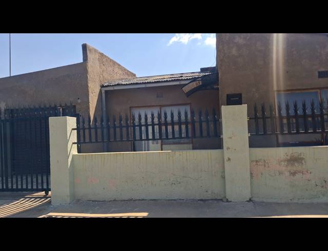 6 BEDROOM HOUSE FOR SALE IN TSAKANE EXT 12